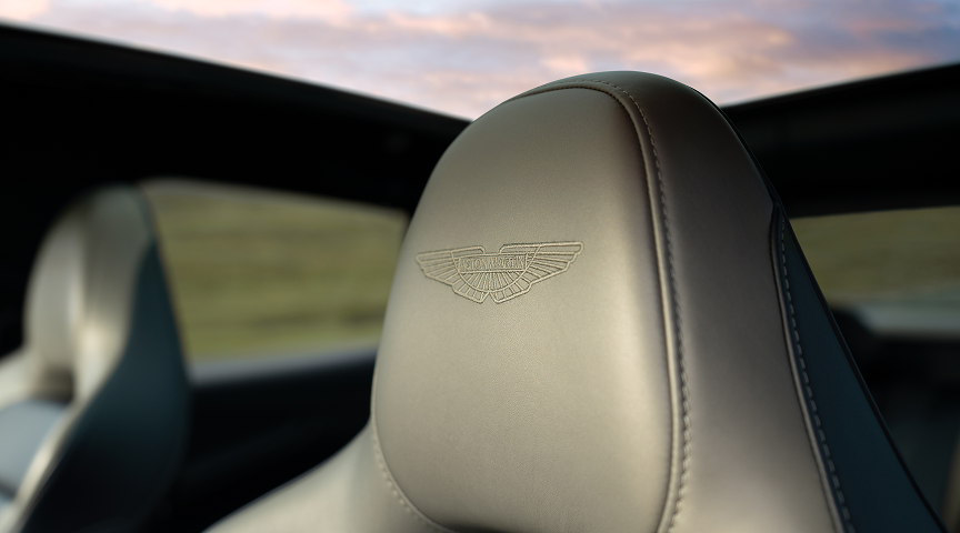 A marriage of sport and luxury <p><span style="white-space:pre-wrap;">Fitted with an exclusive ’Inspire Sport’ interior, the DBX707 elegantly aligns sport and luxury. An Alcantara headlining, heated and ventilated seats and semi-aniline leather upholstery completes an ultra luxurious look and feel.</span></p>