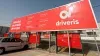 Entrada del concesionario Driveris con paneles publicitarios en rojo y logotipo visible