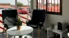 Sala de espera en el concesionario Driveris con silla y mesa decorada con plantas