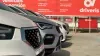 Primer plano de coches en exposición en el concesionario Driveris