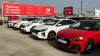 Línea de coches en exposición en el concesionario Driveris con modelos de varias marcas