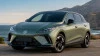MG4 eléctrico 2026 de color verde estacionado frente al mar mostrando el diseño exterior y el logotipo de MG