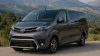 Furgoneta de 9 plazas Toyota Proace Verso gris aparcada en carretera de montaña