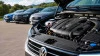 Motor diésel Volkswagen con capó abierto en concesionario de coches, representando los mejores motores diésel fiables de 2026.