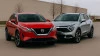 Comparativa visual entre el Nissan Qashqai y el Kia Sportage 2025 estacionados uno junto al otro en un entorno urbano moderno