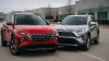 Imagen comparativa entre Hyundai Tucson rojo y Toyota RAV4 plateado 2025, dos SUV medianos destacados por diseño, eficiencia y tecnología.