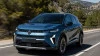 Renault Symbioz circulando por carretera con conductor al volante y diseño SUV híbrido moderno
