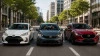 Coches japoneses Toyota, Honda y Mazda circulando por ciudad con conductores en el interior