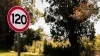 Cómo afectan los nuevos límites de velocidad a los coches Volkswagen y Renault de segunda mano Señal de velocidad en una carretera