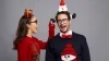 Decoraciones navideñas para tu coche de ocasión: opciones seguras y divertidas Pareja divertida con adornos navideños