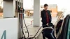 Hombre carga gas GLP a vehículo