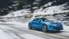Alpine A110 en carretera nevada mostrando su rendimiento en curvas