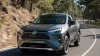 Toyota SUV modelos circulando por carretera con conductor y diseño híbrido moderno