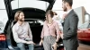 SUV vs. Crossover: ¿cuál es mejor para comprar de ocasión? Pareja compra un crossover en un concesionario profesional