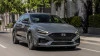 Hyundai i30 circulando por ciudad con diseño moderno y tecnología eficiente a buen precio