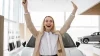 mujer celebra compra coche pegatina c