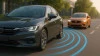 Coche con sistema AEBS de frenado automático en carretera