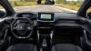 Cockpit coche moderno con cuadro digital, pantalla multimedia y volante multifunción interior tecnológico de automóvil actual