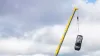 Volvo deja caer vehículos nuevos desde una altura de 30 metros para simular accidentes a gran velocidad