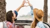 5 rutas en coche de ocasión por España perfectas para disfrutar en verano Pareja iniciando una ruta veraniega en su coche de segunda mano