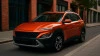 SUV urbano 2025 de color naranja circulando por una ciudad moderna, mostrando diseño elegante y tecnología avanzada