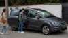 Familia junto a un coche de 7 plazas amplio y moderno preparado para viajes familiares y desplazamientos cómodos