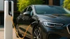 Vehículo eléctrico cargando en un punto de recarga como representación del Plan Auto 2030