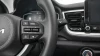 Manos izquierdos del volante multifunción del Kia Stonic 1.0 T-GDi 74kW (100CV) MHEV MT Drive.