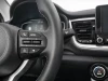 Manos izquierdos del volante multifunción del Kia Stonic 1.0 T-GDi 74kW (100CV) MHEV MT Drive.