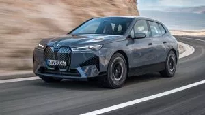BMW iX: probamos por primera vez al revolucionario SUV eléctrico