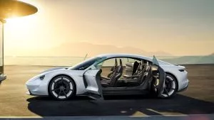 Porsche promete que sus coches autónomos mantendrán el volante en el futuro