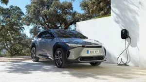 Toyota bZ4X, llega el primer eléctrico de la marca y con techo solar