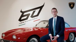 Lamborghini da unos pequeños detalles de su motor V12 híbrido enchufable