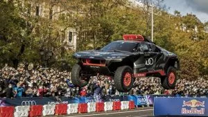 Carlos Sainz toma la Cibeles ante miles de personas