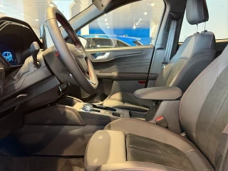 Interior Ford Kuga ST-Line X PHEV nuevo – asientos delanteros