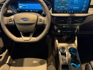 Volante y pantalla central Ford Kuga ST-Line X PHEV nuevo