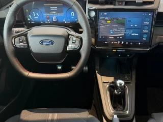 Volante y pantalla central Ford Puma ST-Line MHEV nuevo