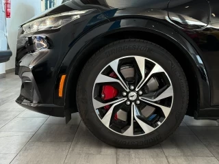 Detalle llanta original Ford Mustang Mach-E Premium AWD nuevo