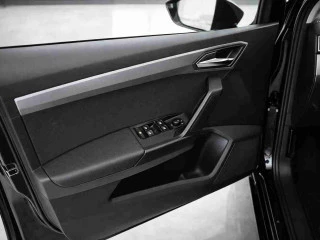 Botones de control en puerta del piloto del Seat Ibiza 1.0 TSI (115 CV) Special Edition Xcellence.