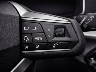 Manos izquierdos del volante multifunción del Seat Ibiza 1.0 TSI (115 CV) Special Edition Xcellence.