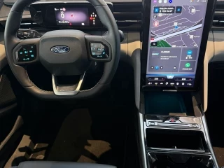 Volante y pantalla central Ford Explorer EV CX740S Premium nuevo