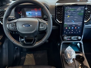 Volante y pantalla central Ford Ranger 2.3 TIVCT PHEV Wildtrak nueva