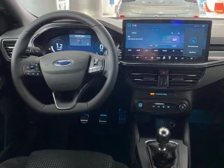 Volante y pantalla central Ford Focus ST-Line X mHEV nuevo