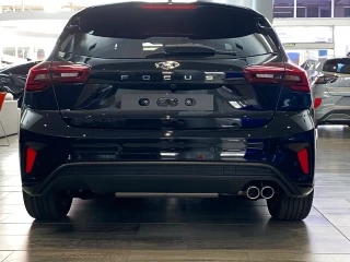 Ford Focus ST-Line X 1.0T EcoBoost mHEV 125CV Km0 – vista trasera completa