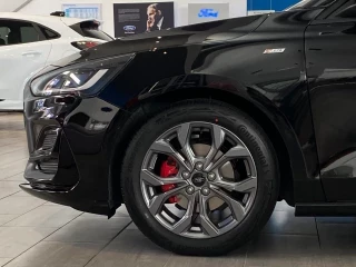 Detalle llanta original Ford Focus ST-Line X mHEV nuevo