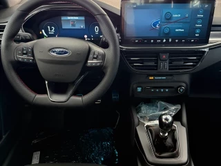 Volante y pantalla central Ford Focus ST-Line X 1.0 EcoBoost mHEV 125CV Km0