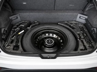 Interior del doble fondo del maletero con rueda de repuesto del Nissan Qashqai DIG-T 103kW N-Connecta (140 CV).