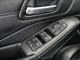 Botones de control en puerta del piloto del Nissan Qashqai DIG-T 103kW N-Connecta (140 CV).