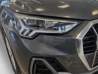 Vista del faro delantero del Audi Q3 45 TFSI E 180kW S tronic S Line (145 CV).