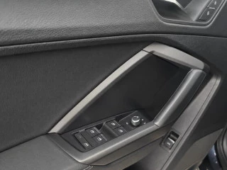 Botones de control en puerta del piloto del Audi Q3 45 TFSI E 180kW S tronic S Line (145 CV).